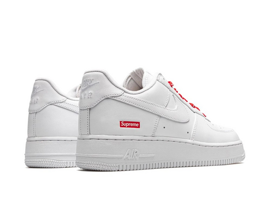 Buty sportowe Nike x Supreme Air Force 1 Low „Mini Box Logo White” – klasyczna perfekcja w nowej odsłonie | Luxem Swiss