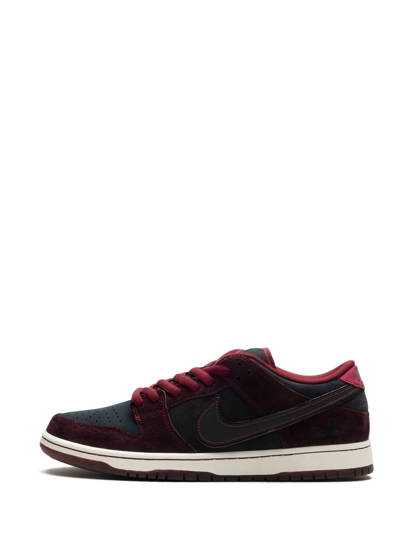 Buty sportowe Nike x Riot Skateshop SB Dunk Low „Mahogany/Dark Beetroot/Team Red/Sail/Night Maroon”