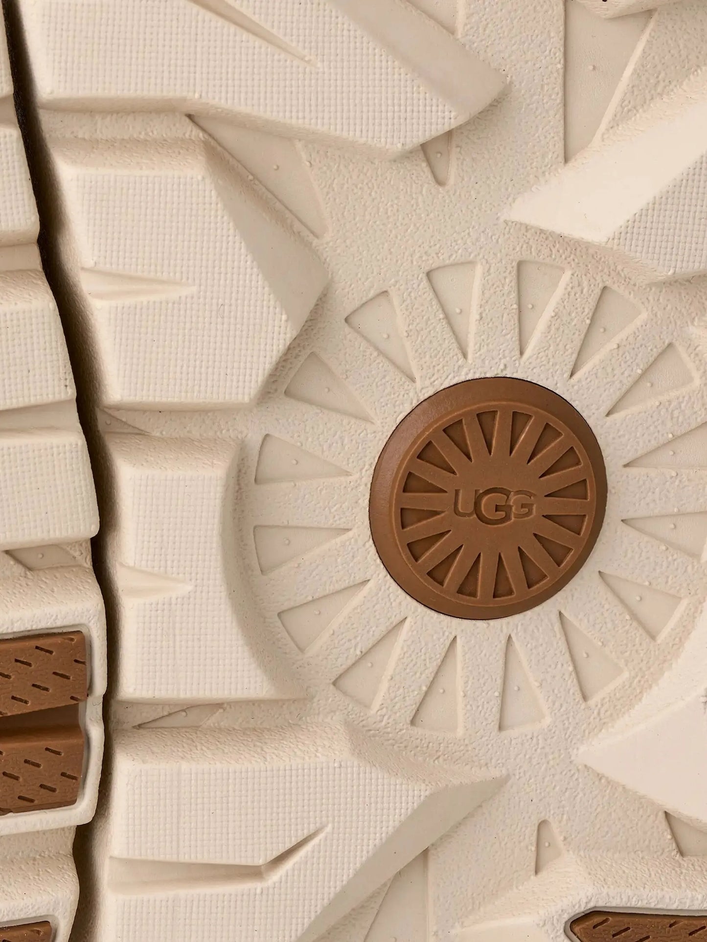 Zamszowe ultra mini buty UGG Stivale Basso „Kasztan / Whitecap” – nowy sezon | Luxem szwajcarski