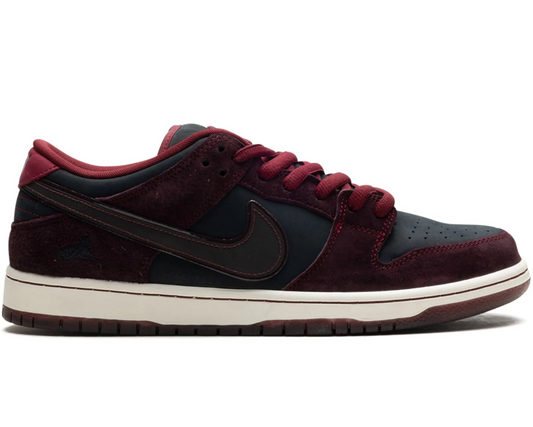 Buty sportowe Nike x Riot Skateshop SB Dunk Low „Mahogany/Dark Beetroot/Team Red/Sail/Night Maroon”
