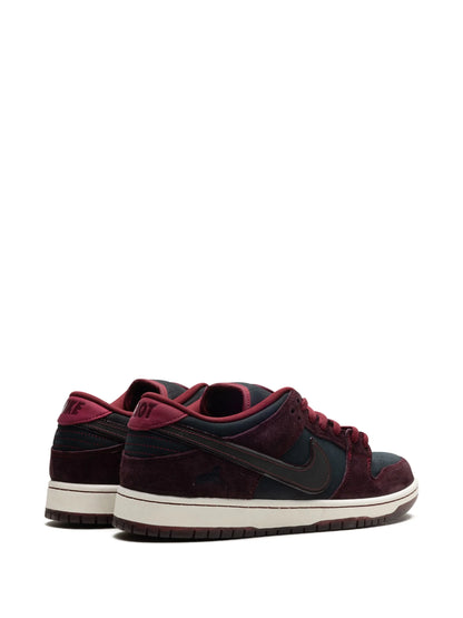 Buty sportowe Nike x Riot Skateshop SB Dunk Low „Mahogany/Dark Beetroot/Team Red/Sail/Night Maroon”