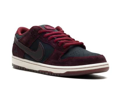 Buty sportowe Nike x Riot Skateshop SB Dunk Low „Mahogany/Dark Beetroot/Team Red/Sail/Night Maroon”